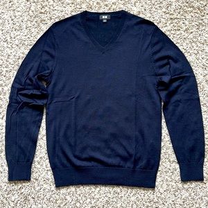 Uniqlo Men’s Extra Fine Merino V-neck Long Sleeve Sweater in Navy sizeS